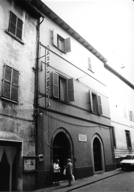 Casa con portale acuto sec.XV